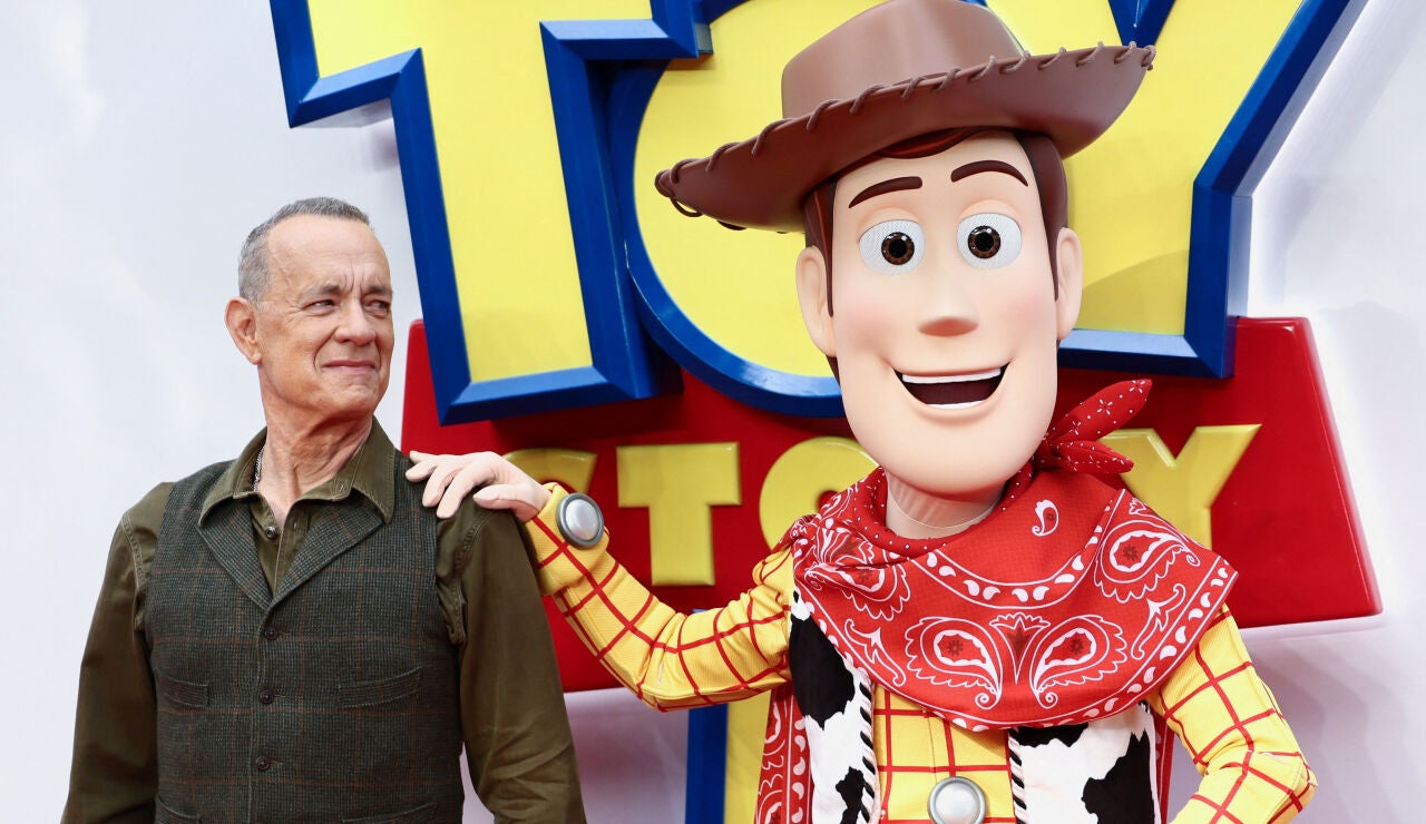 Tom Hanks es la premiere de Toy Story 5 en Londres junto a Woody