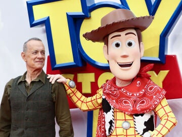 Tom Hanks es la premiere de Toy Story 5 en Londres junto a Woody