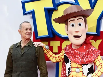 Tom Hanks es la premiere de Toy Story 5 en Londres junto a Woody Tom Hanks es la premiere de Toy Story 5 en Londres junto a Woody
