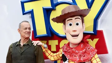 Tom Hanks es la premiere de Toy Story 5 en Londres junto a Woody Tom Hanks es la premiere de Toy Story 5 en Londres junto a Woody