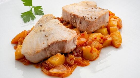 Argui&ntilde;ano elabora la primera receta de bonito de la temporada: cazuela de bonito encebollado