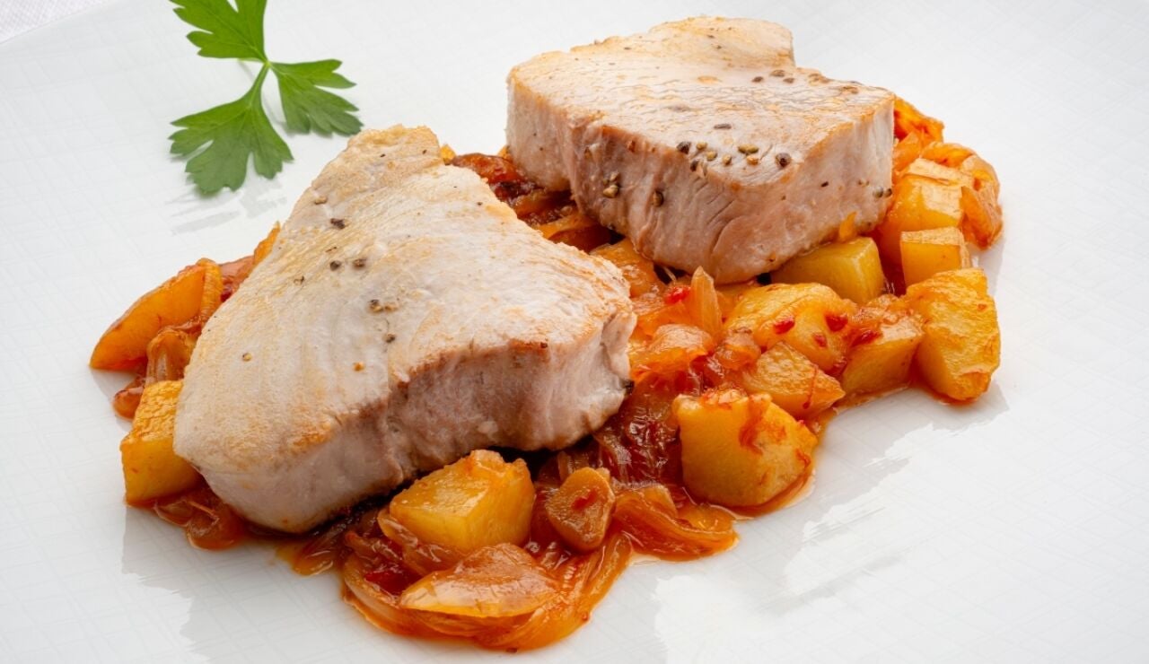 Argui&ntilde;ano elabora la primera receta de bonito de la temporada: cazuela de bonito encebollado