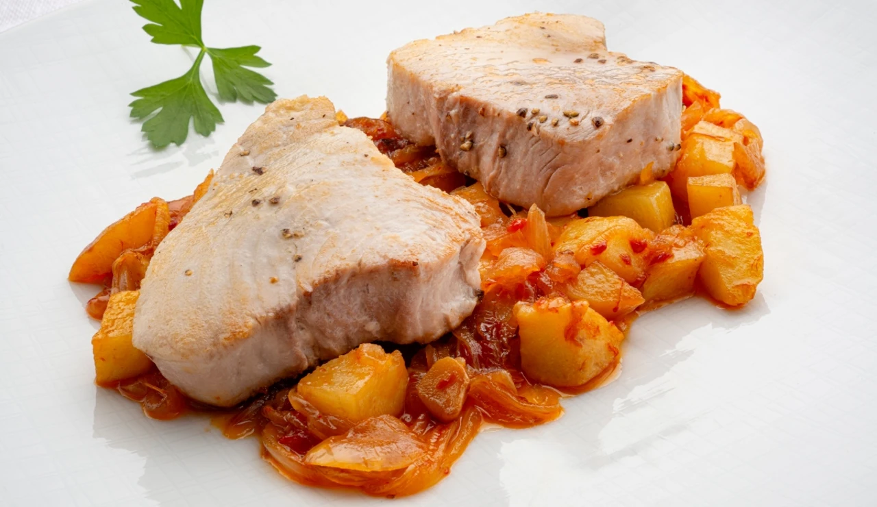 Arguiñano elabora la primera receta de bonito de la temporada: cazuela de bonito encebollado