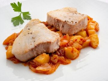Argui&ntilde;ano elabora la primera receta de bonito de la temporada: cazuela de bonito encebollado