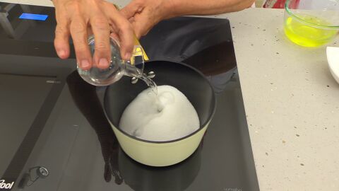 Cuando se disuelva el azúcar, añade el licor de naranja y mezcla bien