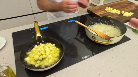 Pela las patatas y córtalas en dados, incorpóralas a la sartén y deja que se frían