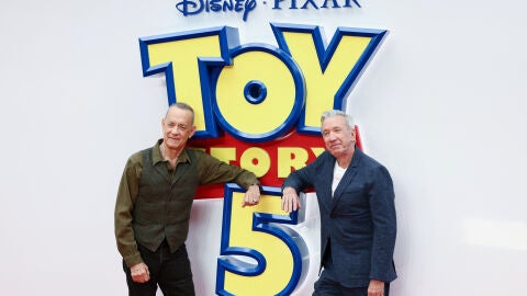 Tom Hanks y Tim Allen en la premiere de Toy Story 5 en Londres