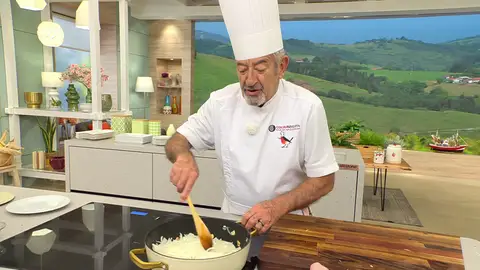 Sazona y deja pochar a fuego suave medio Sazona y deja pochar a fuego suave medio