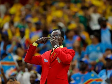 'Lumumba Vea' animando desde la grada 