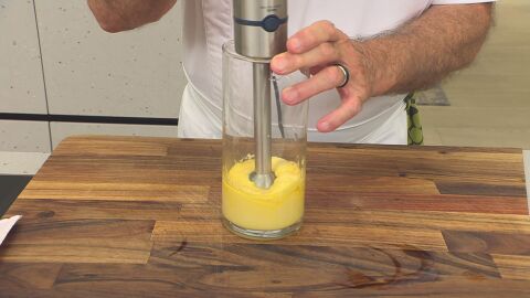 Empieza a batir con la batidora de mano