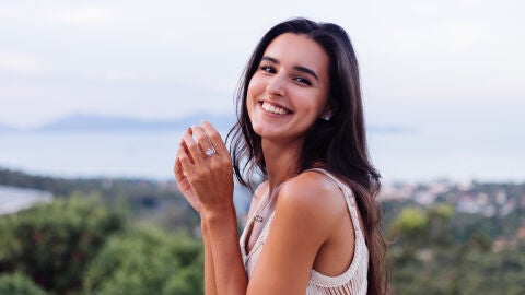 Mujer feliz sonriendo