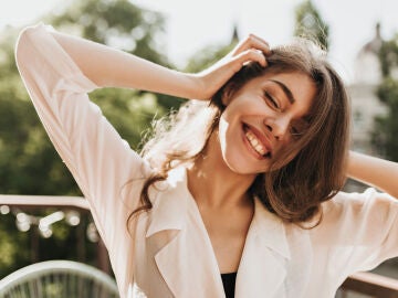Mujer feliz sonriendo 