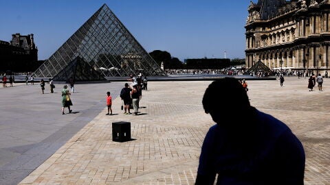 Turistas en las inmediaciones del Museo del Louvre, Par&iacute;s, Francia