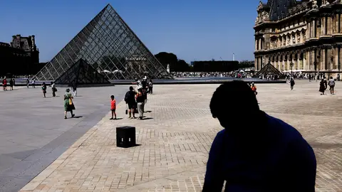 Turistas en las inmediaciones del Museo del Louvre, París, Francia Turistas en las inmediaciones del Museo del Louvre, París, Francia