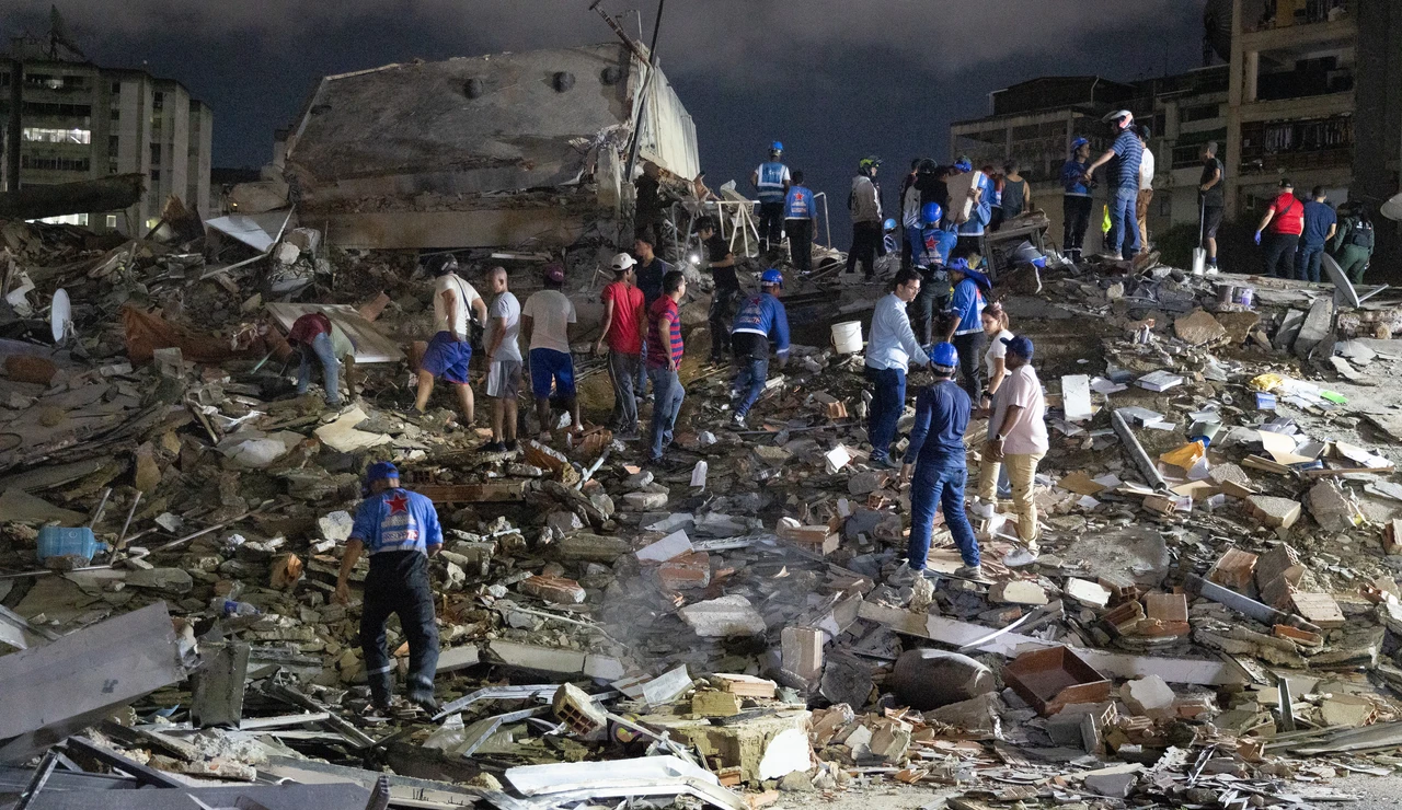 ntegrantes de cuerpos de emergencia buscan víctimas este miércoles en Venezuela