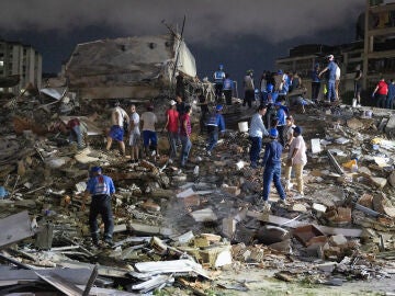 ntegrantes de cuerpos de emergencia buscan v&iacute;ctimas este mi&eacute;rcoles en Venezuela 