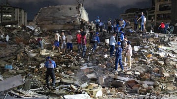 ntegrantes de cuerpos de emergencia buscan v&iacute;ctimas este mi&eacute;rcoles en Venezuela 