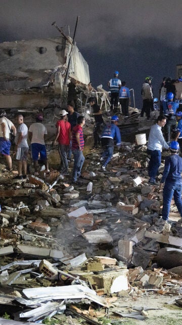 ntegrantes de cuerpos de emergencia buscan v&iacute;ctimas este mi&eacute;rcoles en Venezuela 