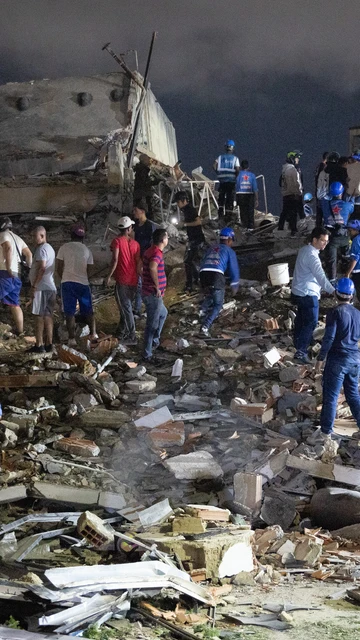 ntegrantes de cuerpos de emergencia buscan víctimas este miércoles en Venezuela