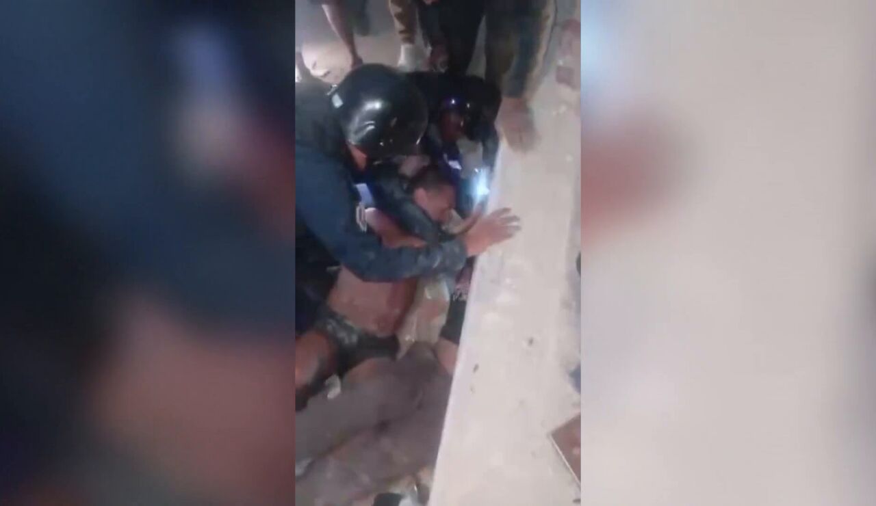 Rescatan a un joven entre los escombros por el terremoto en Venezuela 