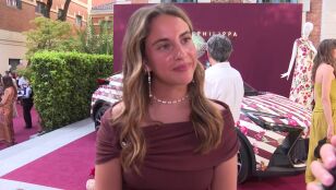 Blanca Pombo atendiendo a los medios