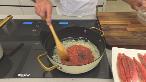Introduce el tomate rallado y cocina
