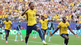 Gonzalo Plata de Ecuador celebra su gol a Alemania