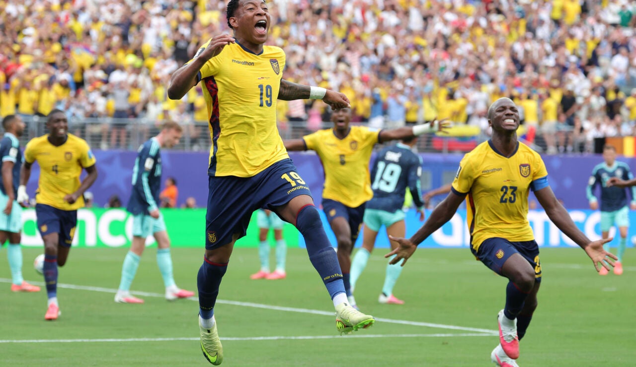 Gonzalo Plata de Ecuador celebra su gol a Alemania