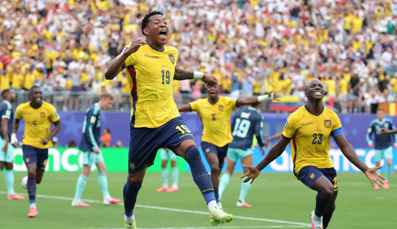 Gonzalo Plata de Ecuador celebra su gol a Alemania