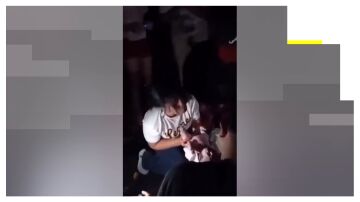Nace un beb&eacute; entre los escombros 