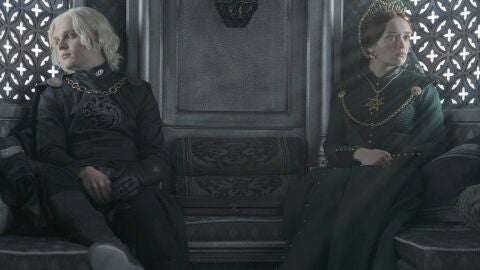 Olivia Cooke y Tom Glynn-Carney como Alicent y Aegon Targaryen en La Casa del Dragón