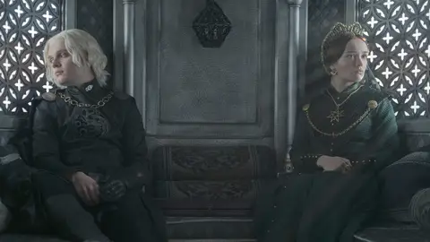 Olivia Cooke y Tom Glynn-Carney como Alicent y Aegon Targaryen en La Casa del Dragón Olivia Cooke y Tom Glynn-Carney como Alicent y Aegon Targaryen en La Casa del Dragón
