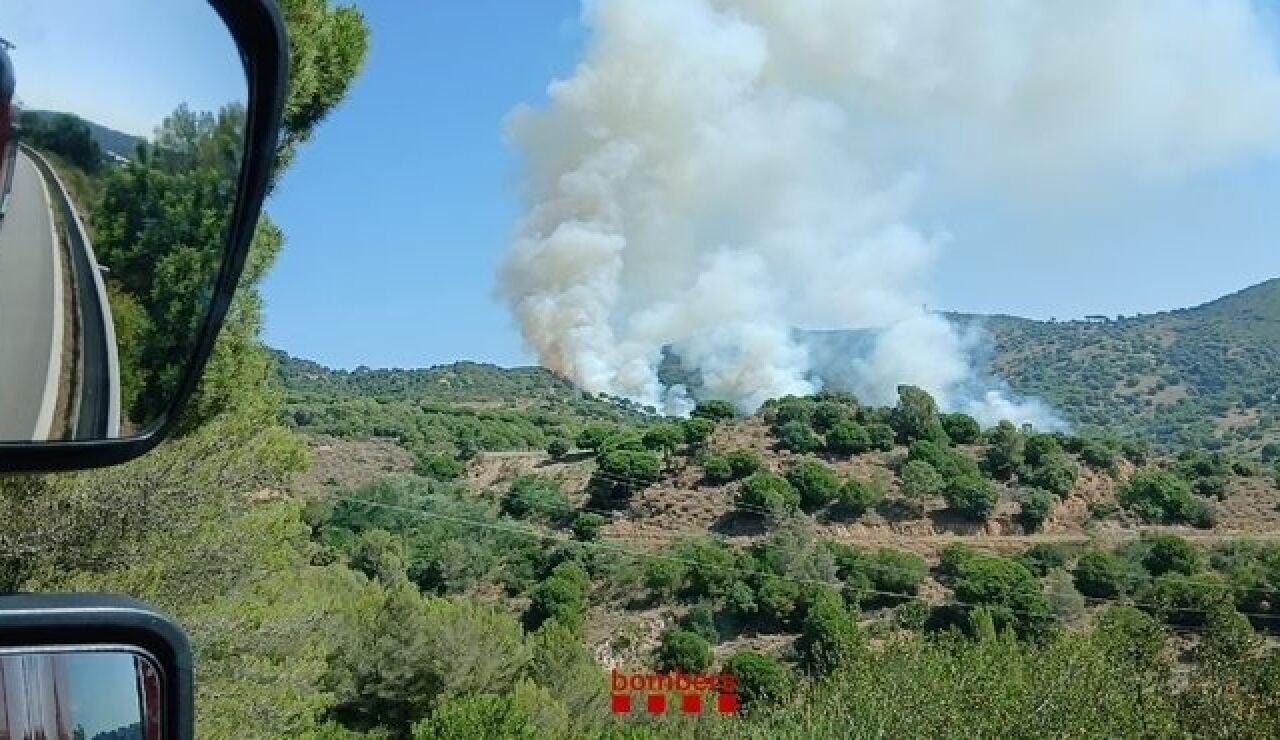 Piden el confinamiento de cuatro municipios de Barcelona por un incendio forestal con varios focos activos