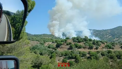 Piden el confinamiento de cuatro municipios de Barcelona por un incendio forestal con varios focos activos Incendio entre Tiana y Montgat