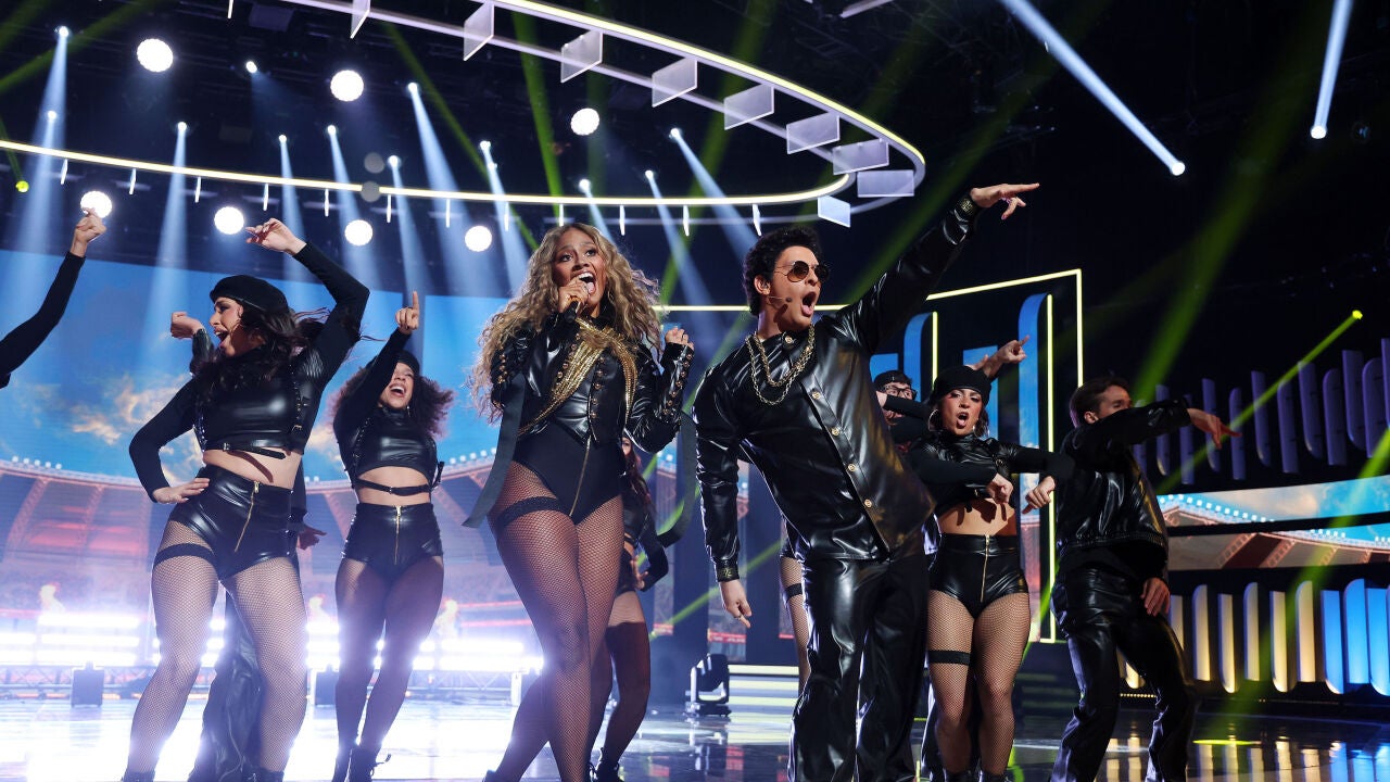 ¡Pedazo de show! J Kbello y Nia recrean una Super Bowl de infarto como ...