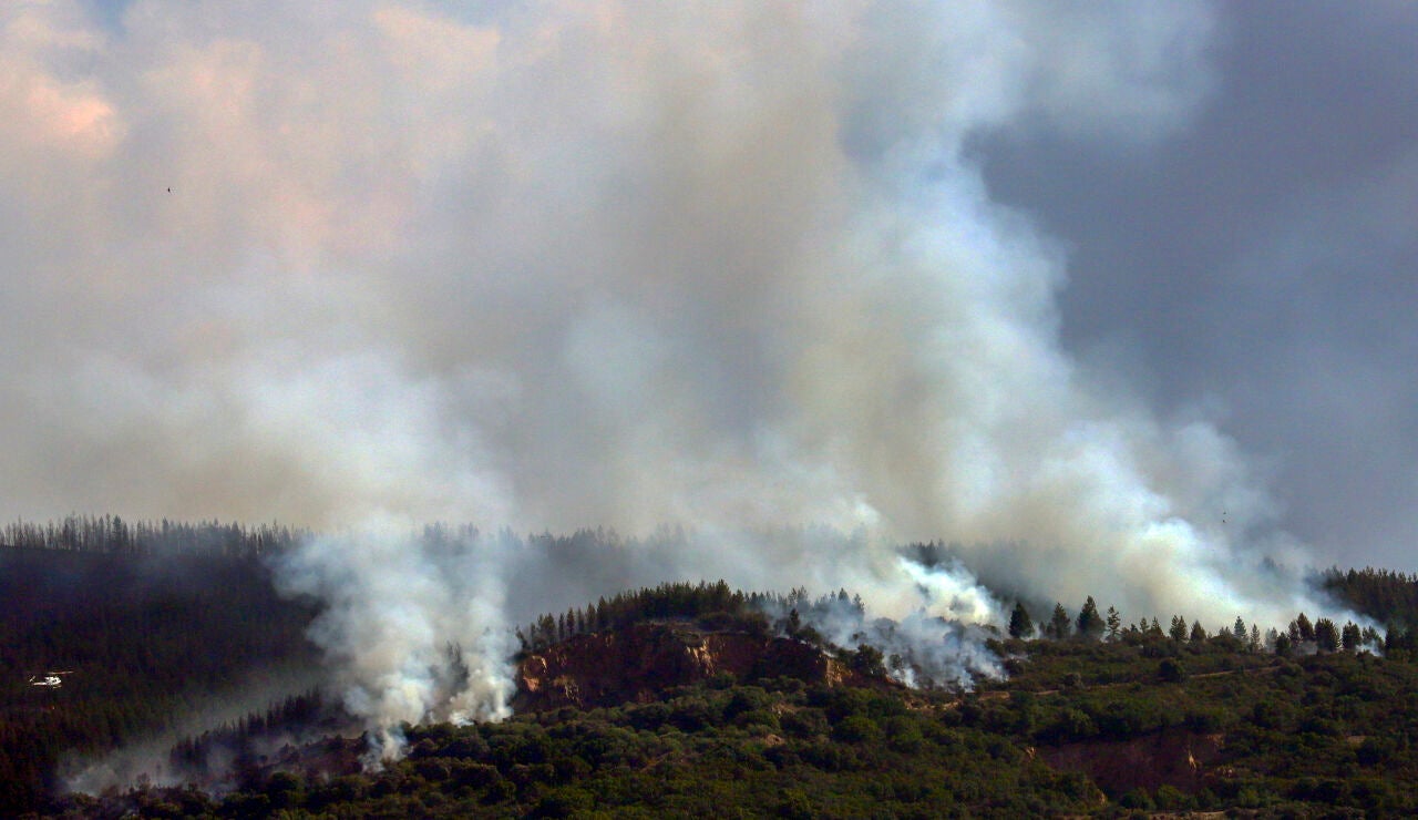 Vista del incendio de Congosto, entre las localidades de Congosto, Cobrana, Rodanillo y Santa Marina del Sil
