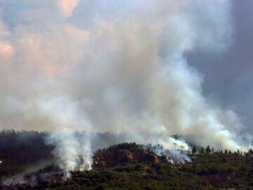 Vista del incendio de Congosto, entre las localidades de Congosto, Cobrana, Rodanillo y Santa Marina del Sil