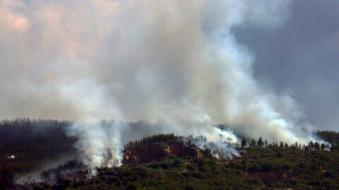 Vista del incendio de Congosto, entre las localidades de Congosto, Cobrana, Rodanillo y Santa Marina del Sil