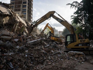 Integrantes de equipos de rescate trabajan este jueves, en un edifico afectado por un terremoto en la zona de Altamira en Caracas (Venezuela). 