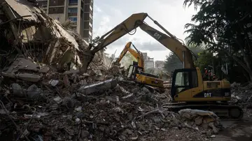 Integrantes de equipos de rescate trabajan este jueves, en un edifico afectado por un terremoto en la zona de Altamira en Caracas (Venezuela). Integrantes de equipos de rescate trabajan este jueves, en un edifico afectado por un terremoto en la zona de Altamira en Caracas (Venezuela).