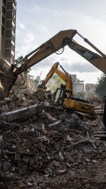 Integrantes de equipos de rescate trabajan este jueves, en un edifico afectado por un terremoto en la zona de Altamira en Caracas (Venezuela). 