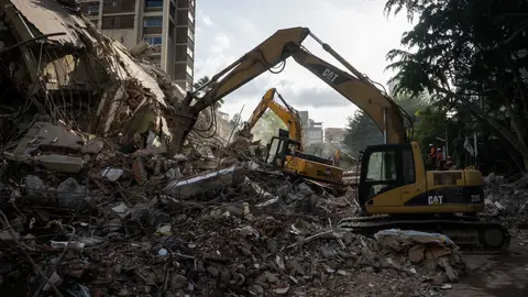 Integrantes de equipos de rescate trabajan este jueves, en un edifico afectado por un terremoto en la zona de Altamira en Caracas (Venezuela). Integrantes de equipos de rescate trabajan este jueves, en un edifico afectado por un terremoto en la zona de Altamira en Caracas (Venezuela).