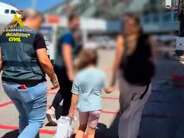 La Guardia Civil localiza en Kosovo a una niña de 6 años sustraída por su padre hace dos semanas La Guardia Civil localiza en Kosovo a una niña de 6 años sustraída por su padre hace dos semanas