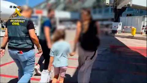 La Guardia Civil localiza en Kosovo a una niña de 6 años sustraída por su padre hace dos semanas La Guardia Civil localiza en Kosovo a una niña de 6 años sustraída por su padre hace dos semanas