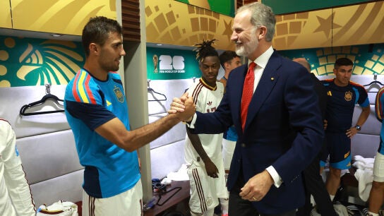 El rey Felipe VI saluda al jugador de la selecci&oacute;n espa&ntilde;ola Rodri este viernes, tras el partido del Mundial de la FIFA 2026 