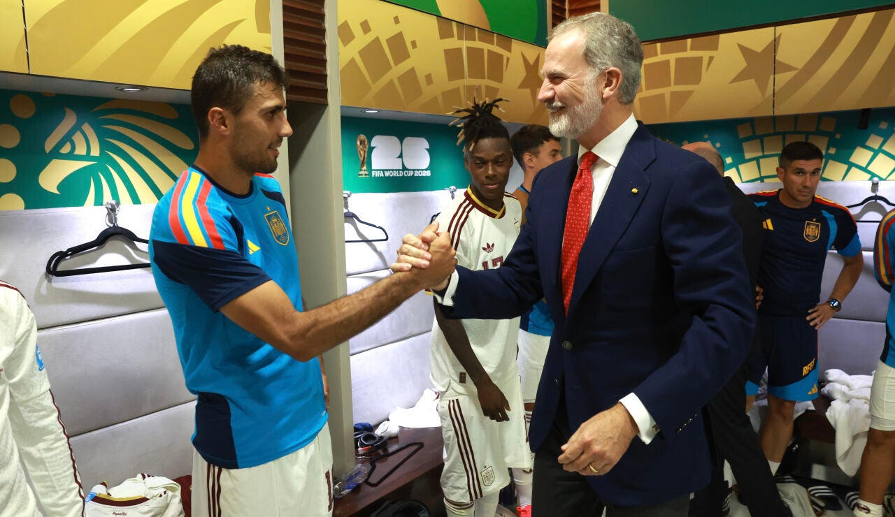 El rey Felipe VI saluda al jugador de la selecci&oacute;n espa&ntilde;ola Rodri este viernes, tras el partido del Mundial de la FIFA 2026 