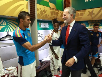 El rey Felipe VI saluda al jugador de la selecci&oacute;n espa&ntilde;ola Rodri este viernes, tras el partido del Mundial de la FIFA 2026 