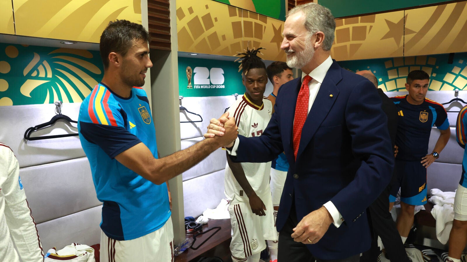 Vídeo: Felipe VI baja al vestuario para felicitar a España tras su victoria ante Uruguay en el Mundial