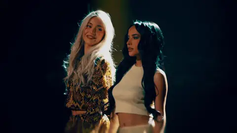 Ana Mena y Becky G en La Voz Kids Ana Mena y Becky G en La Voz Kids