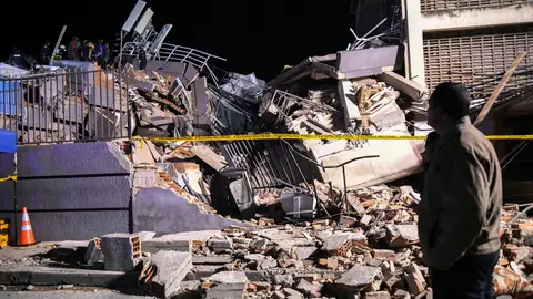 Two strong earthquakes hit Venezuela CARACAS, June 25, 2026 -- Rescuers work at the ruins of a building in Caracas, Venezuela, June 24, 2026. At least 32 people were killed and more than 700 injured after two powerful earthquakes jolted Venezuela late Wednesday, the country's acting President Delcy Rodriguez said in an official update early Thursday.,Image: 1112372581, License: Rights-managed, Restrictions: , Model Release: no , Credit line: Marcos Salgado / Xinhua News / Europa Press Editorial licence valid only for Spain and...